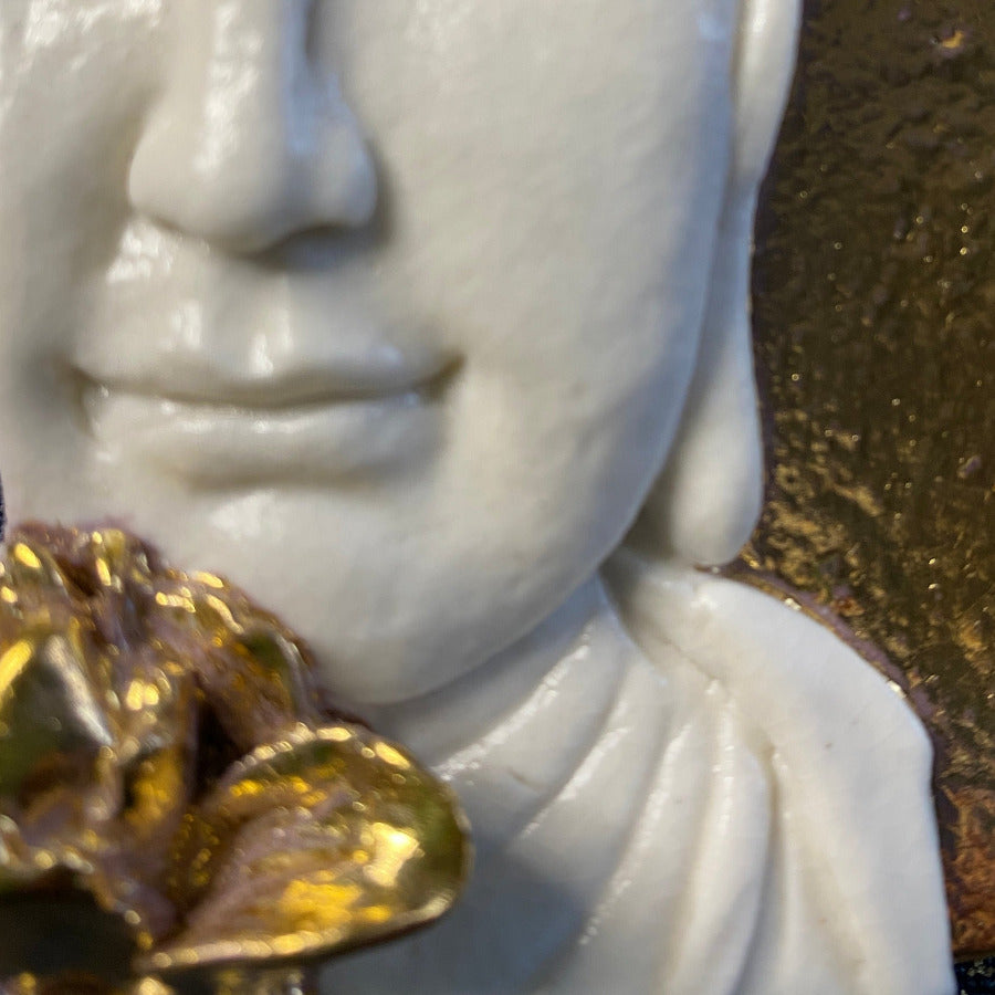 Bouddha à Fleur Porcelaine et Or. Réf. BFPO#5 NAMO ART - Mona Bessaa