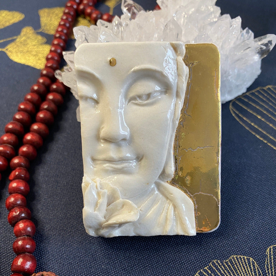 Bouddha à Fleur Porcelaine et Or. Réf. BFPO#1/1#13 NAMO ART - Mona Bessaa