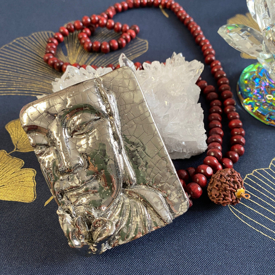 Bouddha à Fleur Porcelaine et Platine. Réf. BFP#1-1#16 NAMO ART - Mona Bessaa