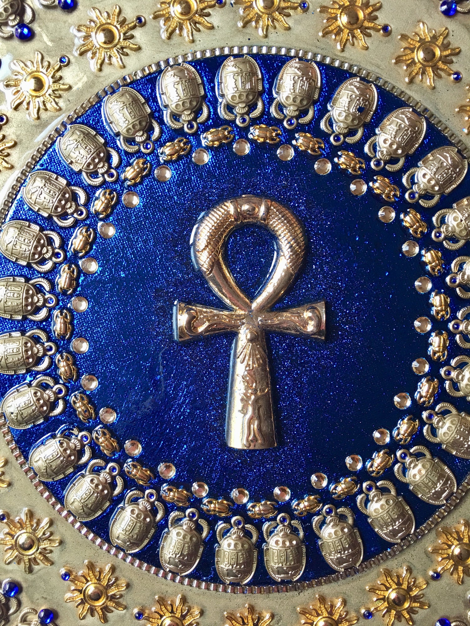 Cette image est tirée d'une de mes oeuvres peinte. Il s'agit d'un mandala réalisé sur bois et consacré à la magie égyptienne à travers cette clé d'Isis ou clé Ankh