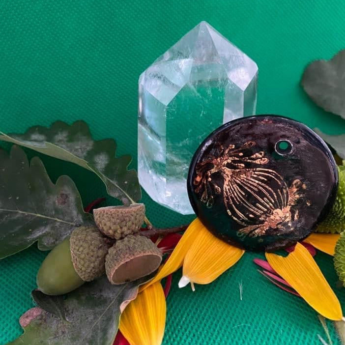 Pendentif Fleur de pavot noir et or en porcelaine NAMO ART - Mona Bessaa