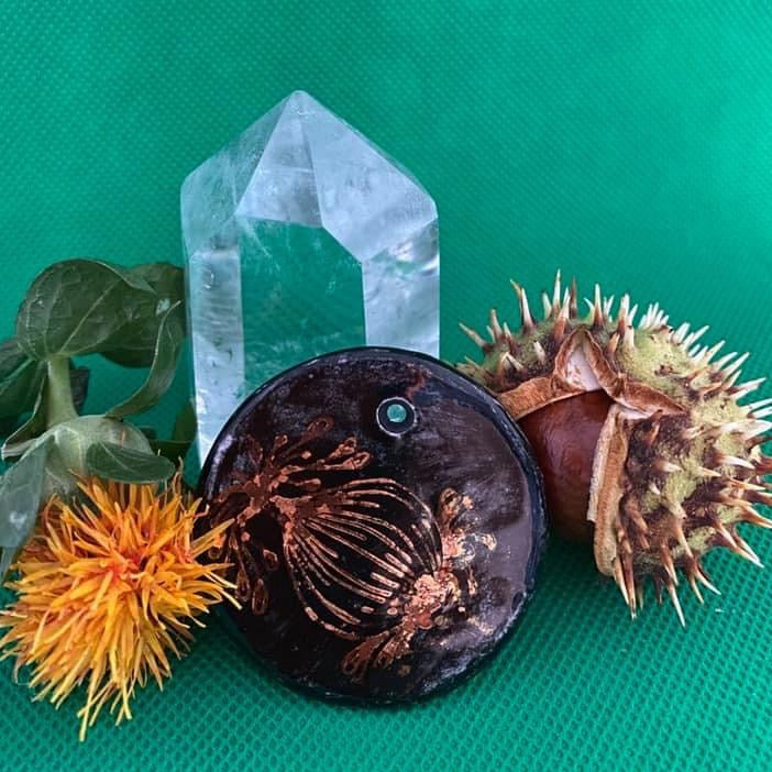 Pendentif Fleur de pavot noir et or en porcelaine NAMO ART - Mona Bessaa