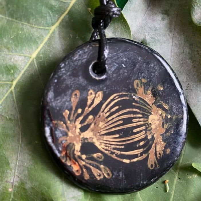 Pendentif Fleur de pavot noir et or en porcelaine NAMO ART - Mona Bessaa
