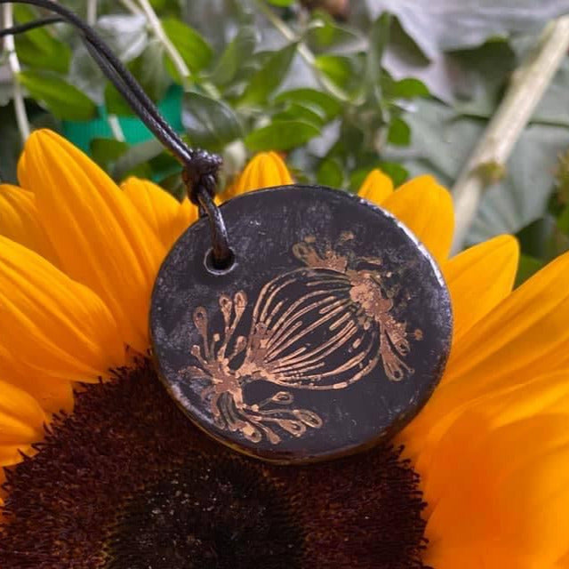 Pendentif Fleur de pavot noir et or en porcelaine NAMO ART - Mona Bessaa