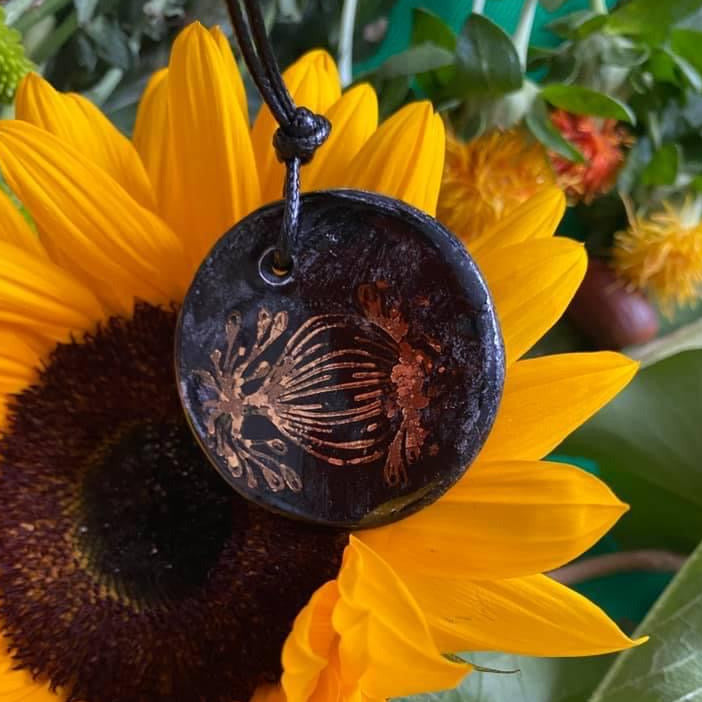 Pendentif Fleur de pavot noir et or en porcelaine NAMO ART - Mona Bessaa