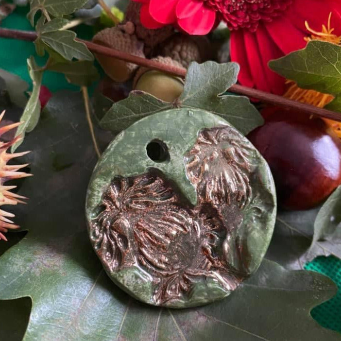 Pendentif Fleur de pavot vert et or en porcelaine NAMO ART - Mona Bessaa