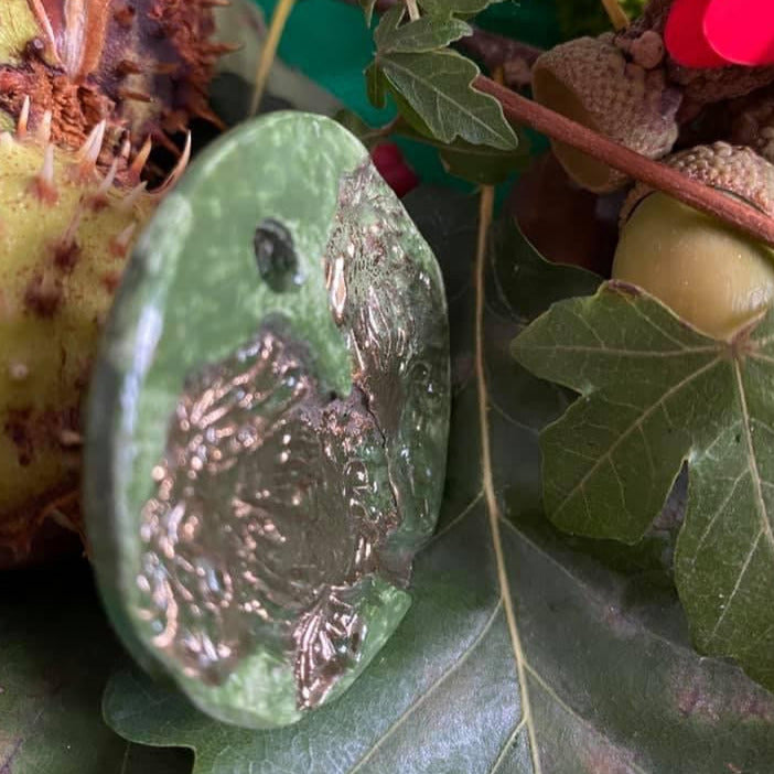 Pendentif Fleur de pavot vert et or en porcelaine NAMO ART - Mona Bessaa