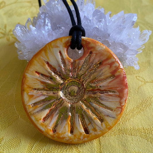 Grande amulette Soleil or en porcelaine NAMO ART - Mona Bessaa