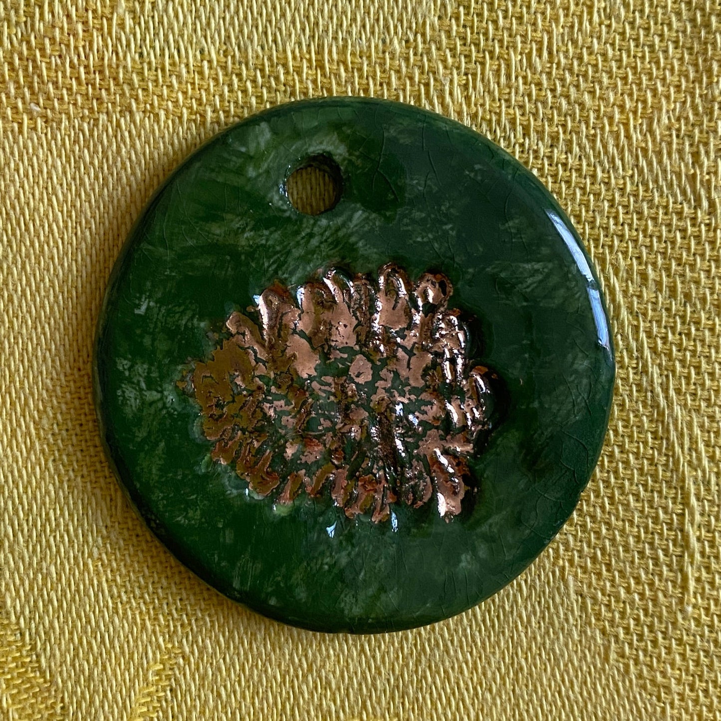Pendentif porcelaine Pomme de pin vert et or
