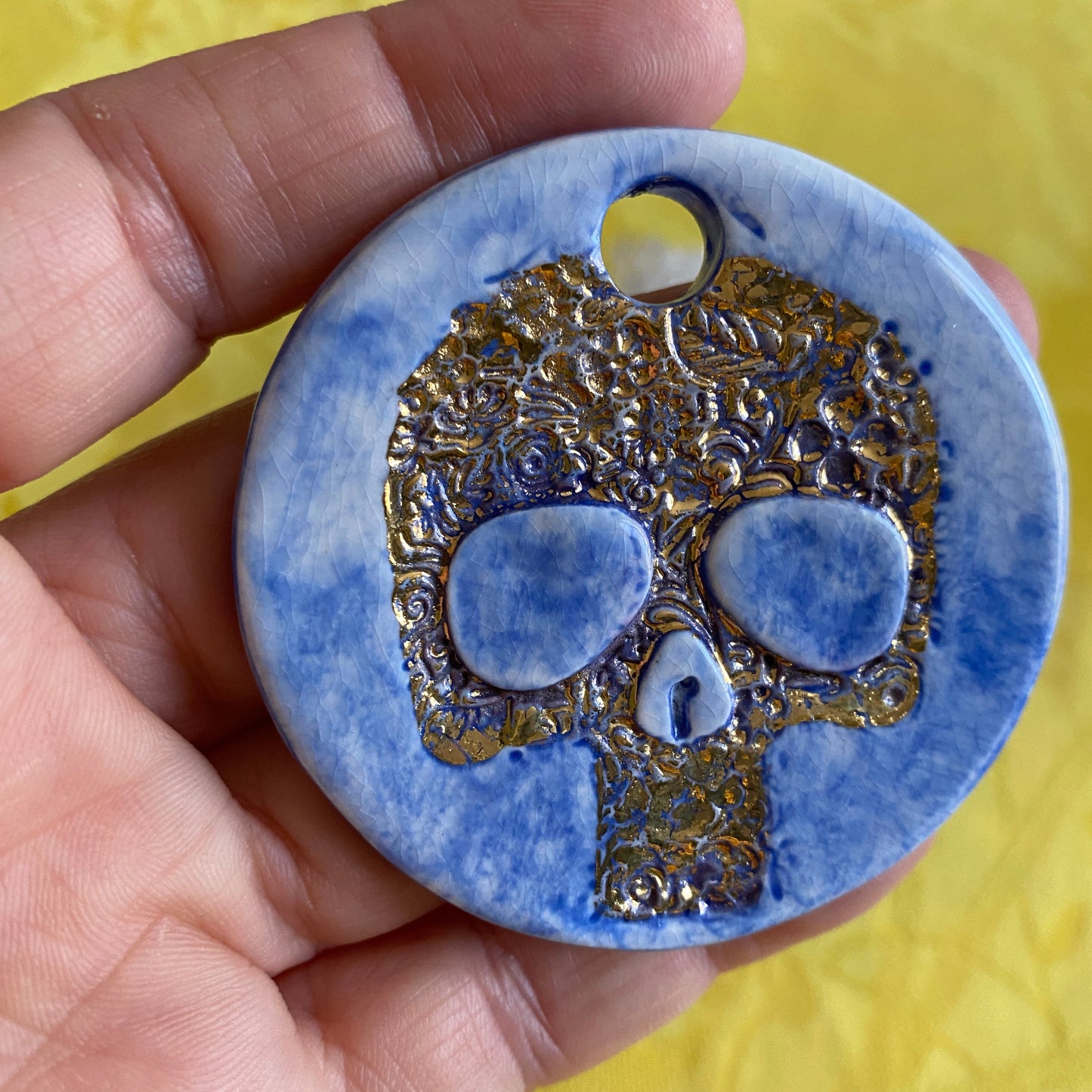 Amulette porcelaine Ancêtres bleu et or