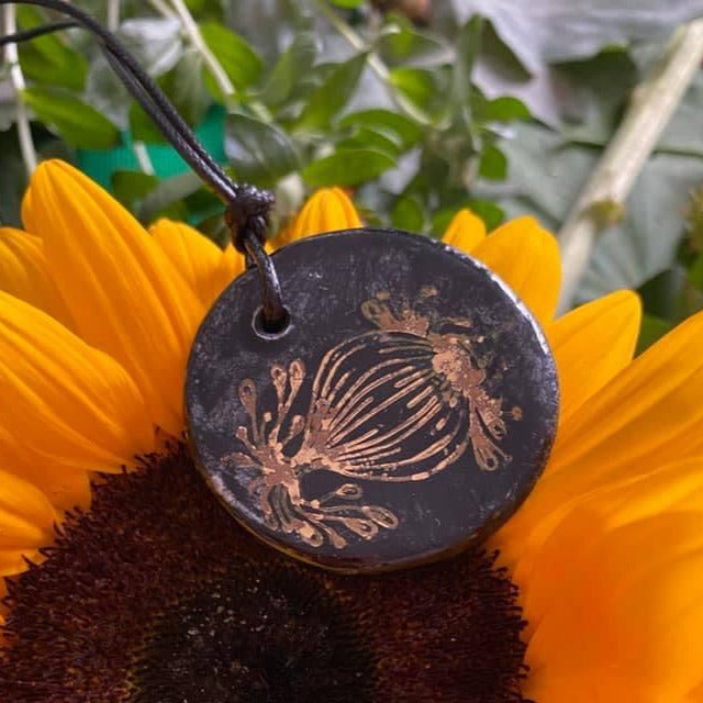 Pendentif Fleur de pavot noir et or en porcelaine
