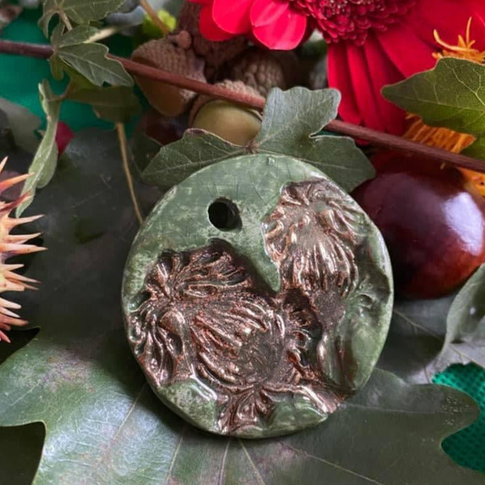 Pendentif Fleur de pavot vert et or en porcelaine