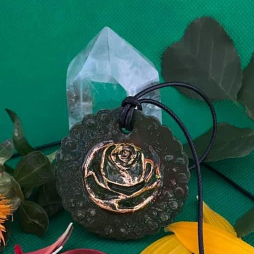 Pendentif Fleur de Rose vert et or en porcelaine